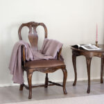 Talonpoikaisrokokoo, käsinojallinen tuoli, väri amerikanpähkinä, verhoilu mohair luumu.