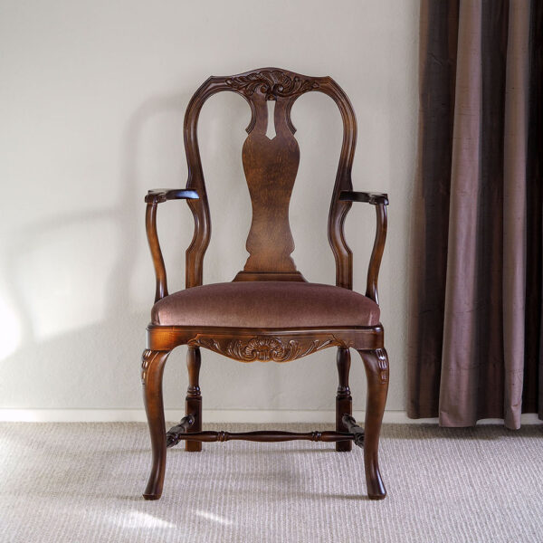 Talonpoikaisrokokoo, käsinojallinen tuoli, väri amerikanpähkinä, verhoilu mohair luumu.