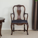 Talonpoikaisrokokoo, käsinojallinen tuoli, väri amerikanpähkinä, verhoilu mohair sininen.