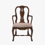 Talonpoikaisrokokoo, käsinojallinen tuoli, väri amerikanpähkinä, verhoilu mohair 7 vaalea beige