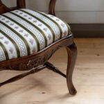 Talonpoikaisrokokoo, käsinojallinen tuoli, väri amerikanpähkinä, verhoilu Mozart vihreä