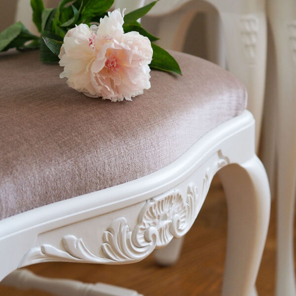 Talonpoikaisrokokoo, käsinojallinen tuoli, väri valkoinen, verhoilu mohair 7 vaalea beige