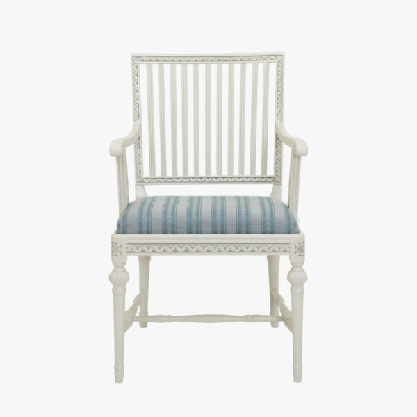 Kustavilainen käsinojallinen tuoli, väri helmenharmaa-patina, verhoilukankaana Canastera Cameo blue.