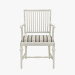 Kustavilainen käsinojallinen tuoli, väri helmenharmaa-patina, verhoilukankaana Amadeus sininen.