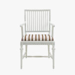 Kustavilainen käsinojallinen tuoli, väri helmenharmaa-patina, verhoilukankaana Amadeus ruskea.