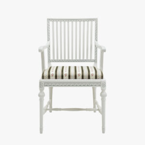 Kustavilainen käsinojallinen tuoli, väri helmenharmaa-patina, verhoilukankaana Mozart vihreä.