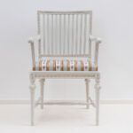 Kustavilainen käsinojallinen tuoli, väri helmenharmaa-kulta, verhoilukankaana Amadeus keltainen.