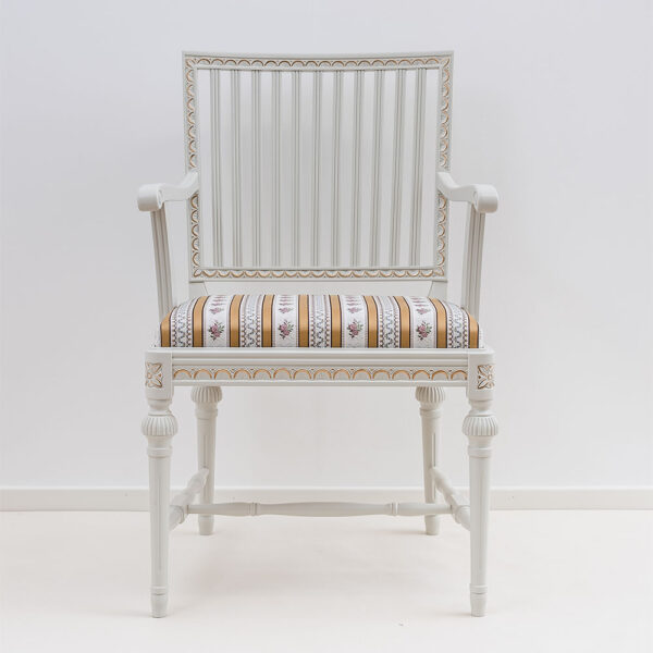 Kustavilainen käsinojallinen tuoli, väri helmenharmaa-kulta, verhoilukankaana Amadeus keltainen.