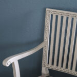 Kustavilainen käsinojallinen tuoli, väri helmenharmaa-patina, verhoilukankaana Amadeus sininen.