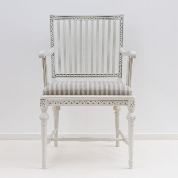 Kustavilainen käsinojallinen tuoli, väri helmenharmaa-patina, verhoilukankaana Line 13 harmaa.