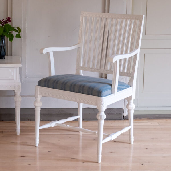 Kustavilainen käsinojallinen tuoli, väri valkoinen, verhoilukankaana Canastera Cameo blue.