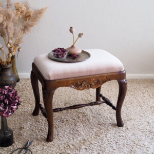 Talonpoikaisrokokoon rahi, väri amerikanpähkinä, verhoilukangas Mohair 7 vaalea beige.