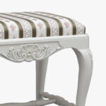 Talonpoikaisrokokoo rahi / taburetti, väri helmenharmaa-patina, verhoilukankaana Mozart vihreä.