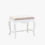 Talonpoikaisrokokoo rahi / taburetti, väri valkoinen, verhoilukankaana mohair 7 vaalea beige.
