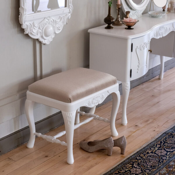 Talonpoikaisrokokoo rahi / taburetti, väri valkoinen, verhoilukankaana mohair 7 vaalea beige.