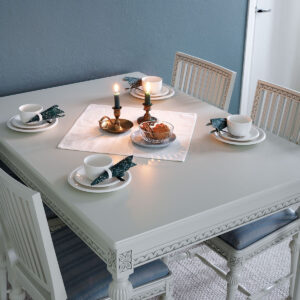 Kustavilainen ruokapöytä, helmenharmaa-patina.