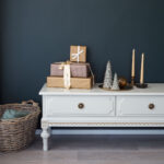 Kustavilainen tv-taso, helmenharmaa-kulta.