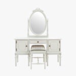 Kustavilainen kampauslipasto peilillä, väri helmenharmaa-patina. Kuvassa myös kustavilainen rahi, jonka verhoiluna on Amadeus sininen.