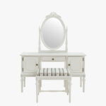 Kustavilainen kampauslipasto peilillä, väri helmenharmaa-patina. Kuvassa myös kustavilainen rahi, jonka verhoiluna on Amadeus sininen.