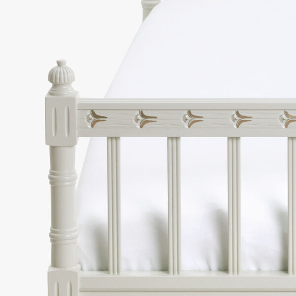 Kustavilainen sänky, väri helmenharmaa-kulta.