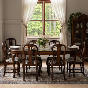 Talonpoikaisrokokoo tuoli, väri amerikanpähkinä. verhoilukangas mozart vihreä.