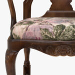 Talonpoikaisrokokoo nojatuoli, väri amerikanpähkinä, verhoiluna Lauritzonin Lilyrose 2.