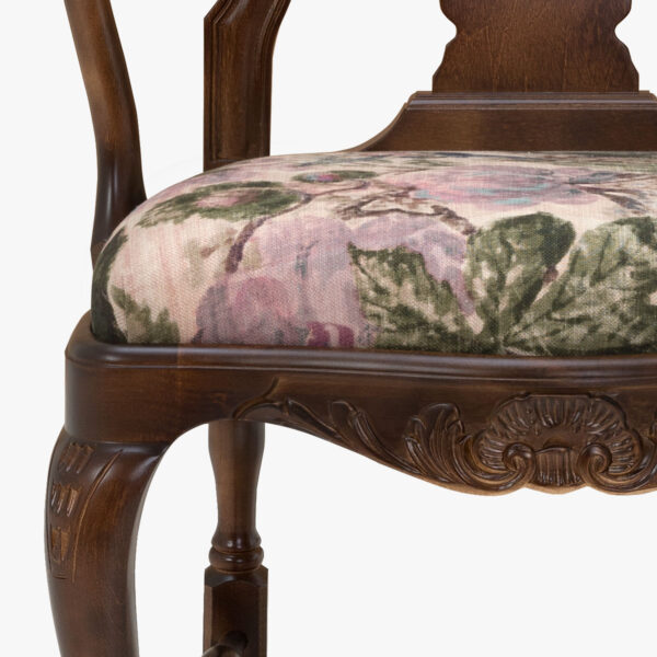 Talonpoikaisrokokoo nojatuoli, väri amerikanpähkinä, verhoiluna Lauritzonin Lilyrose 2.
