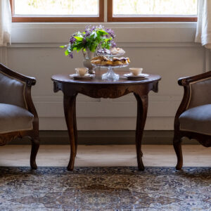 Talonpoikaisrokokoo sohvapöytä pyöreä, amerikanpähkinä.