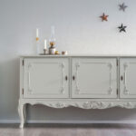 Talonpoikaisrokokoo astiakaappi, helmenharmaa-patina.