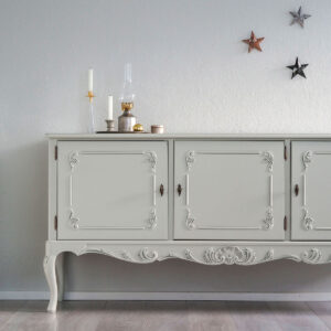 Talonpoikaisrokokoo astiakaappi, helmenharmaa-patina.