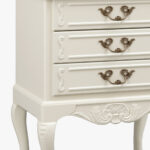 Talonpoikaisrokokoo lipasto, kerma.