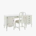Talonpoikaisrokokoo kirjoituspöytä, väri helmenharmaa-kulta. Tuolin verhoilukankaana Line 12 luonnonvalkoinen.