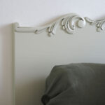 Talonpoikaisrokokoo sängyn pääty, helmenharmaa-patina.