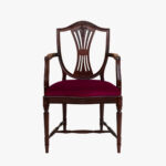 Empire, Hepplewhite käsinojallinen tuoli, väri Hepplewhite eli tumma mahonki, verhoilu mohair punainen.