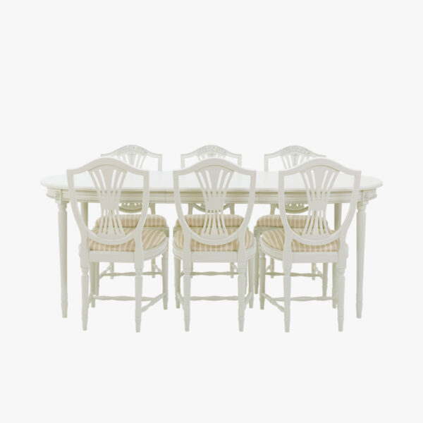 Empire ruokapöytä ovaali, väri helmenharmaa-patina, jatkettuna yhdellä jatkopalalla.