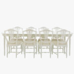 Empire ruokapöytä ovaali, väri helmenharmaa-patina, jatkettuna kahdella jatkopalalla.