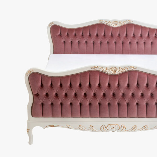 Talonpoikaisrokokoo sänky verhoiltu, väri helmenharmaa-kulta, verhoiluna rosa mohairsametti (tämän kankaan valmistus loppunut).