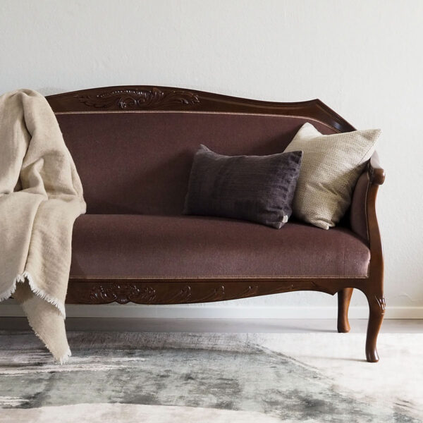 Talonpoikaisrokokoo sohva, väri amerikanpähkinä, verhoilu mohair luumu