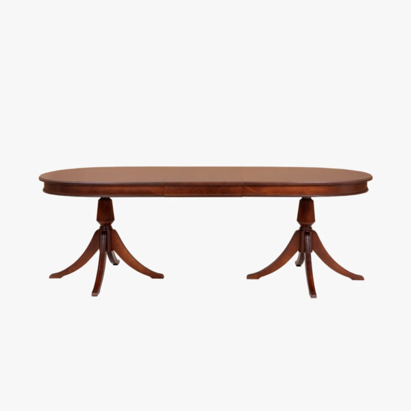 Hepplewhite-ruokapöytä, ovaali, hepplewhite-väri. Pöytää on jatkettu yhdellä jatkopalalla, jolloin sen ympärille mahtuu 6-8 tuolia.