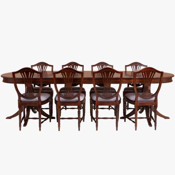 Hepplewhite-ruokapöytä, ovaali, hepplewhite-väri. Pöytää on jatkettu maksimipituuteen kahdella jatkopalalla, jolloin sen ympärille mahtuu 8-10 tuolia.